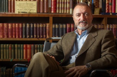 Pérez-Reverte publica un libro con sus tuiteos: seleccionamos 35 sobre ‘Patente de corso’, su columna en ‘XLSemanal’