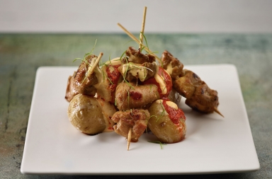 Anticucho de pollo, mojo y papas