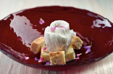 Babá infusionado con leche, ron y helado