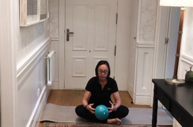 Ejercicios de pilates en casa con ayuda de una pelota