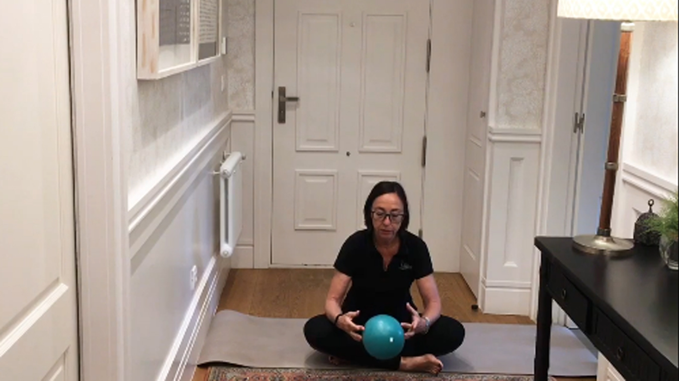 Ejercicios de pilates en casa con ayuda de una pelota
