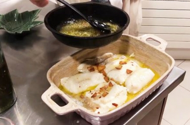 Merluza con refrito de ajos, una receta fácil con pescado para hacer en casa