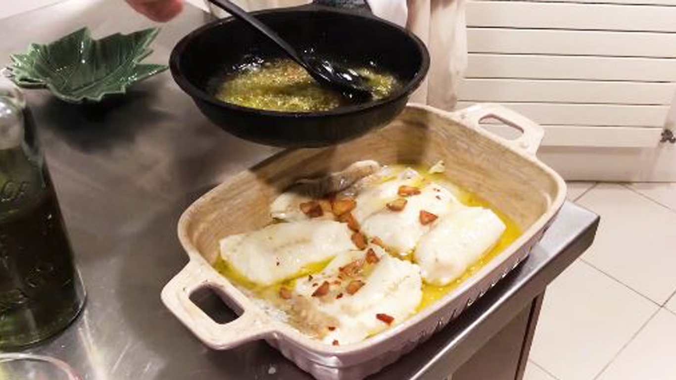 Merluza con refrito de ajos, una receta fácil con pescado para hacer en casa