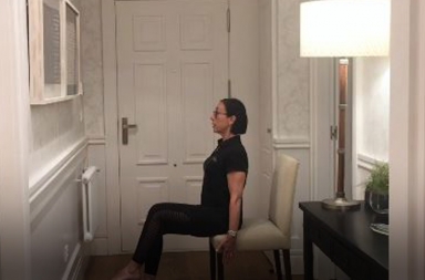Ejercicios de pilates en casa con ayuda de una silla