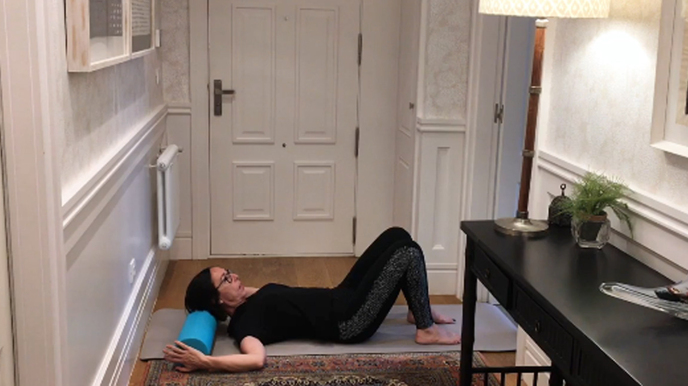 Pilates en casa para fortalecer el cuello con un rulo
