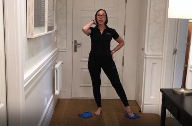 Ejercicios de pilates para mejorar la movilidad con ayuda de un trapo