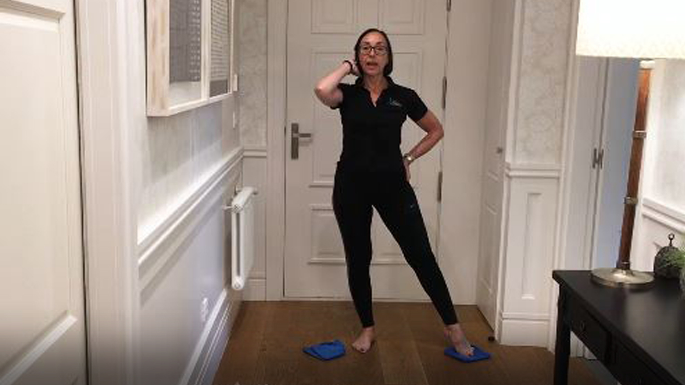 Ejercicios de pilates para mejorar la movilidad con ayuda de un trapo