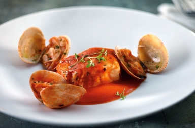 Merluza con almejas, albariño y tomate