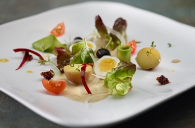 Ensalada de sardinillas, patata, aguacate y tomate