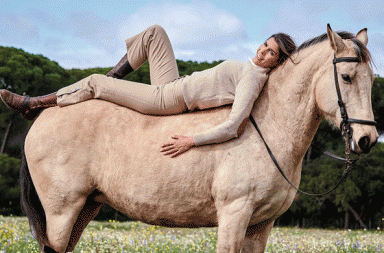 Léa Vicens, una mujer en la corte del rejoneo