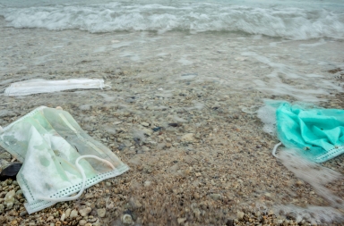 Ojo con lo que tiras en la playa