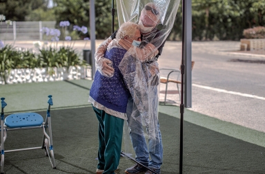 Abrazos en las residencias de ancianos tras el confinamiento