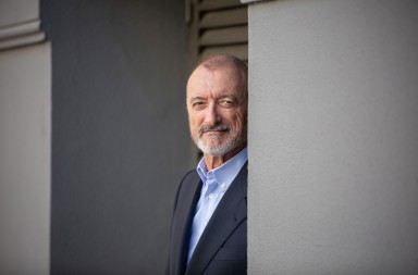 Arturo Pérez-Reverte recibe el premio Mariano de Cavia por su artículo ‘La posada de Dickens’