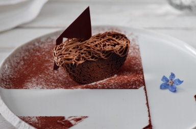 Pastel de chocolate y fruta de la pasión