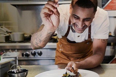 La revolución culinaria cambia de color: la ‘black cuisine’ llega a San Sebastián