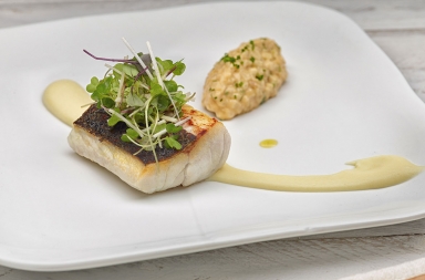 Lubina asada con apio nabo al pimentón