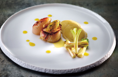 Vieiras y ravioli de puerro