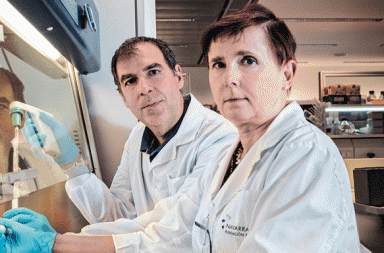 Los españoles que se dejan la piel buscando la vacuna contra la COVID-19