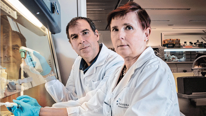 Los españoles que se dejan la piel buscando la vacuna contra la COVID-19