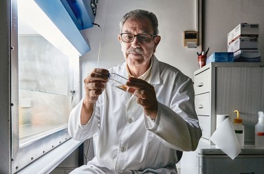 Vicente Larraga: «Escatimamos en ciencia y en salud y luego, si te llega algo así, te tumba la economía»