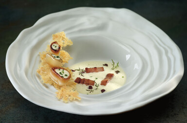 Sopa de queso con cebolletas rellenas