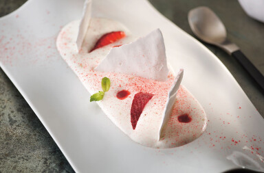 Crema de limón verde y frutas rojas