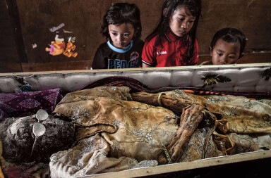 El curioso culto a los muertos en Indonesia: ‘convivir’ con las momias en casa como si estuvieran vivos