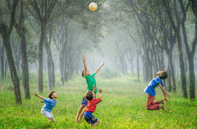 Moda y accesorios de temporada para niños: aventuras a todo color