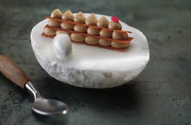 ‘Nougatine’ con ‘mousse’ de ciruelas y helado