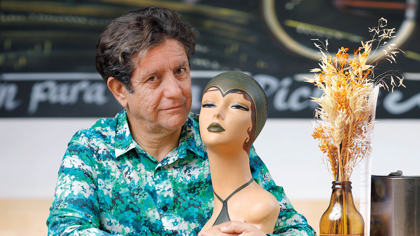 Pedro Casablanc: «En la adolescencia empezaron los traumas con mi cuerpo, pero hacer teatro me salvó»