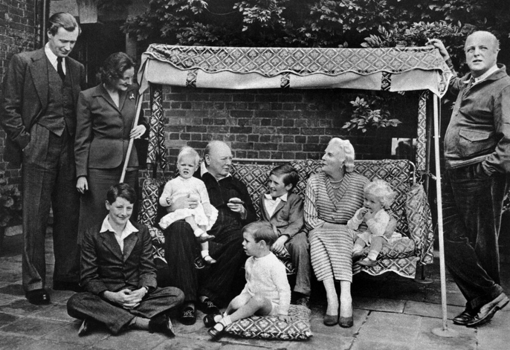 Alcohol, suicidios, detenciones... la maldición de los hijos de Churchill 8